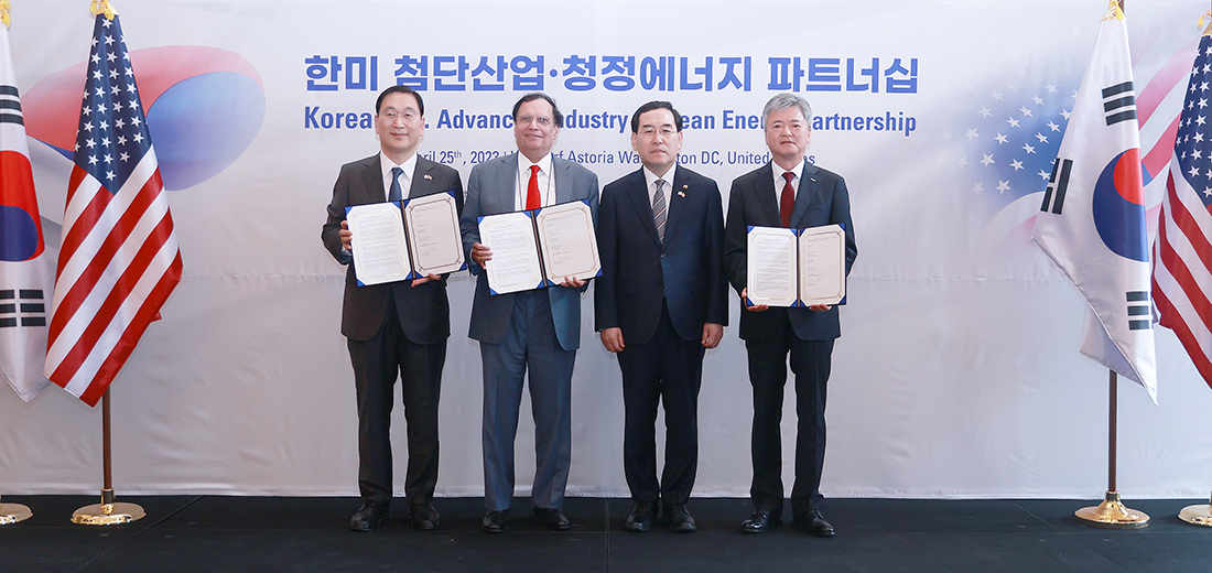 Hyundai E&C, Holtec, and K-SURE sign MOU for SMR support (From left) Hyundai E&C President Yoon Young-joon, Holtec President and CEO Dr. Kris Singh, Minister of Trade, Industry and Energy Lee Chang-yang, and K-SURE President Lee In-ho pose for a commemorative photo after the MOU signing ceremony for the Korea-U.S. Advanced Industry & Clean Energy Partnership in Washington, D.C., U.S., on April 25th.